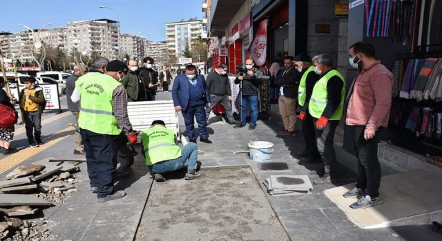 Başkan Beyoğlu önce kaldırım çalışmalarını inceledi, ardından vatandaşlara misafir oldu
