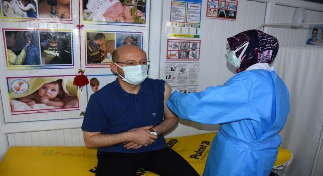 Başkan Özcan korona virüs aşısı oldu
