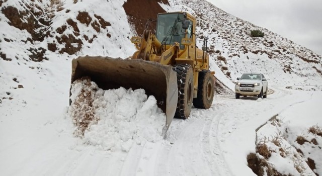 Batmanda kar yağışı nedeniyle ulaşıma kapanan köy yolları ulaşıma açıldı