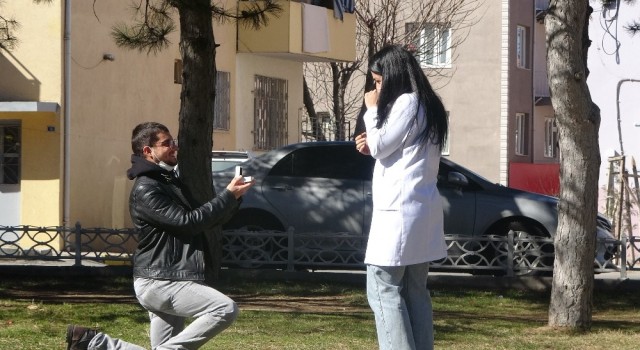 Bayılma numarasıyla hemşire sevgilisine evlilik teklifi etti