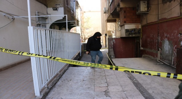 Diyarbakırda kuyumcu ve berbere silahlı saldırı: 2 yaralı