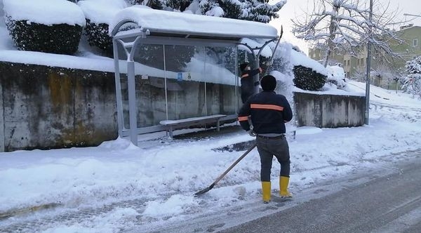 Düzce Belediyesi sabahın ilk ışıkları ile karla mücadeleye başladı.