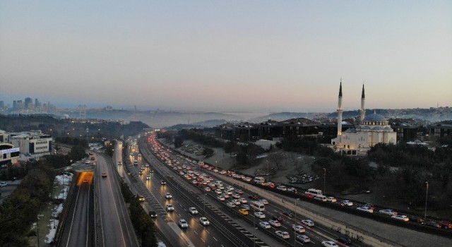 İstanbulda kısıtlama sonrası 15 Temmuz Şehitler Köprüsünde trafik yoğunluğu havadan görüntülendi