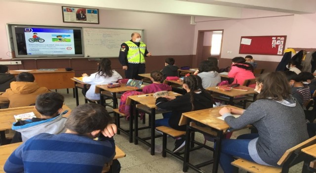 Jandarmadan, yüz yüze “Öğrencilere Trafikte Farkındalık” eğitimi verildi