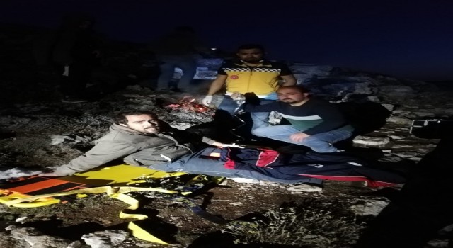 Kayalıklarda mahsur kalan 2 çoban helikopter ile kurtarıldı