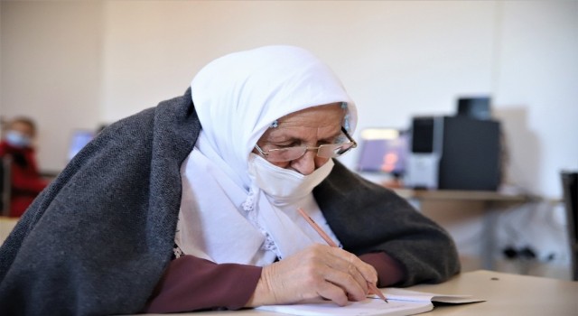 Kuran-ı Kerim okumak için 70 yaşında okuma yazma öğreniyor