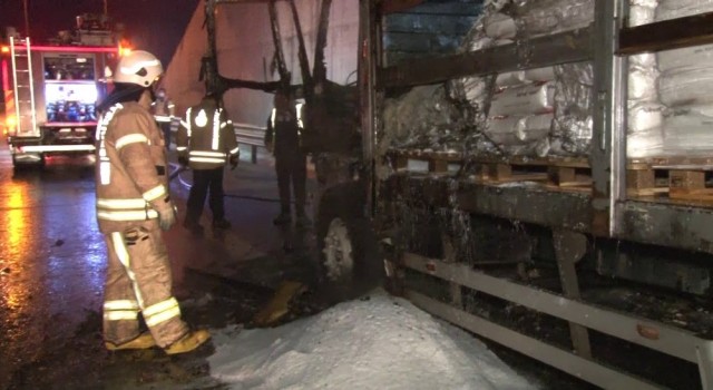 Kuzey Marmara Otoyolunda kimyasal yüklü kamyon alev alev yandı