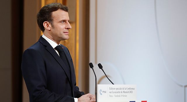 Macron: "Afrika'da güvenilir olmak için aşı temin etmeliyiz"