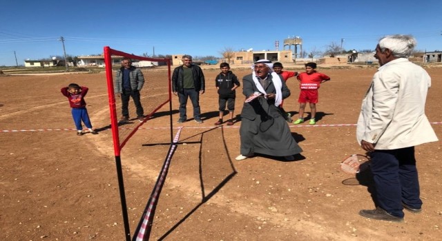 Mardinde köylülerden şalvarlı ve fistanlı badminton maçı