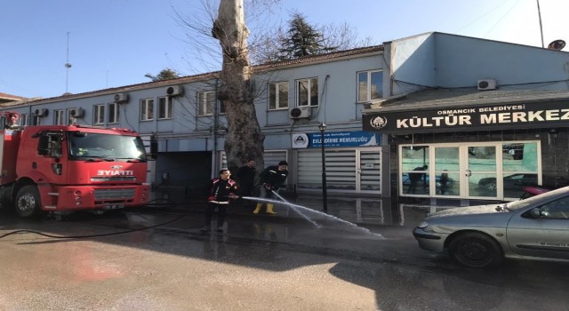 Osmanıck belediyesi kısıtlamada sokakları yıkadı