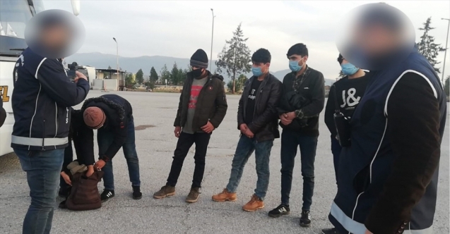 Osmaniye De Yolcu Otobusunde 6 Duzensiz Gocmen Yakalandi Sofor Ve Muavin Gozaltina Alindi Medya Gazete