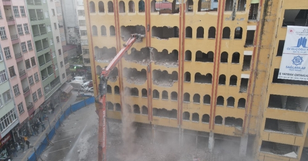Rize’de riskli binaların yıkımına başlandı