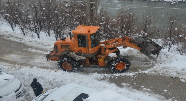 Şırnakta kar yağışı nedeniyle kapanan köy yolları ulaşıma açıldı