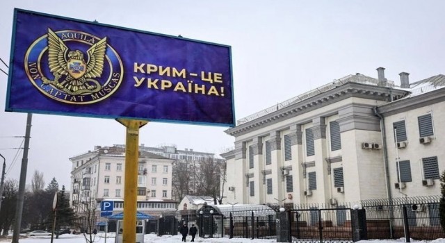 Ukraynada Rusya Büyükelçiliği önündeki reklam panolarına Kırım Ukraynadır afişleri asıldı