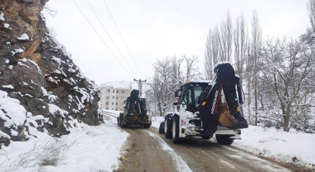Uludere Belediyesi karla mücadele çalışmalarına devam ediyor