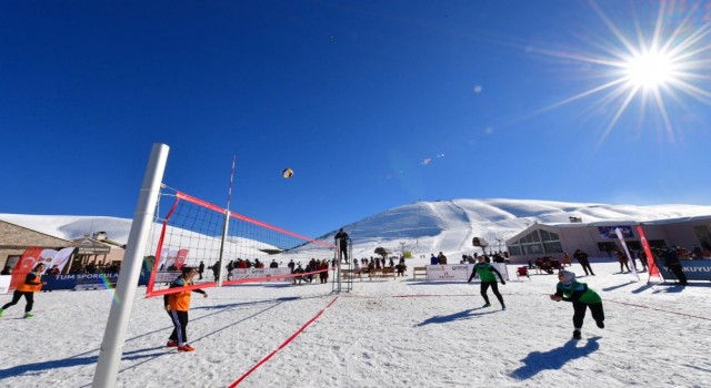 Yedikuyular Kayak Merkezinde Kar Voleybolu Turnuvası
