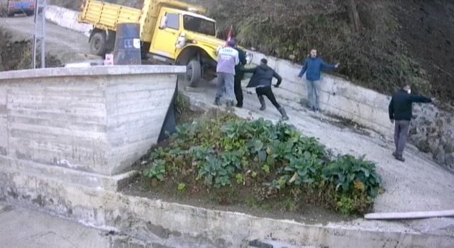 Yokuşta kayan kamyonetin altında kalmaktan son anda kurtuldular