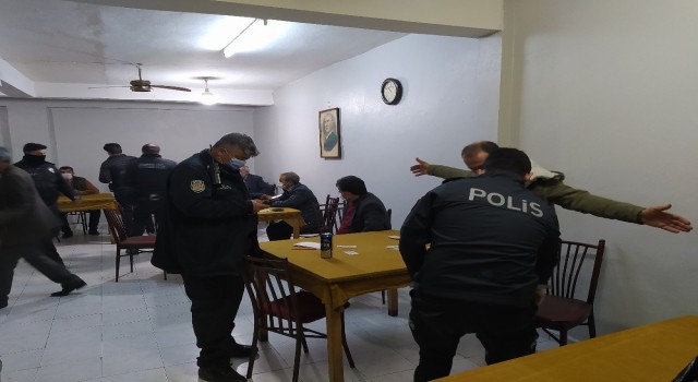 Adanada kahvehaneye polis baskını: 8 kişiye kısıtlamayı ihlalden para cezası