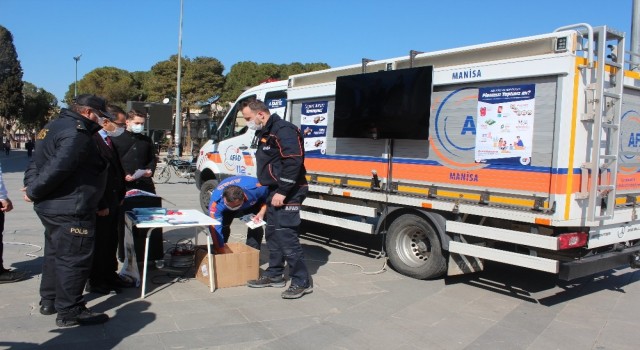 AFAD ekipleri Alaşehirde broşür dağıttı