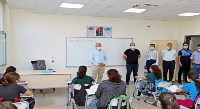 Akdeniz Belediyesi, 4 bin 500 öğrenciye 'LGS Hazırlık Devam Seti dağıttı