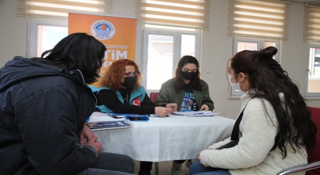 Akdeniz Belediyesi, 4 bin 500 öğrenciye 'LGS Hazırlık Devam Seti dağıttı