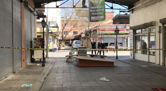 Akhisarda sokak ortasında silahlı çatışma: 1 ölü, 3 yaralı