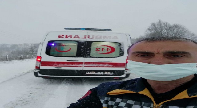 Ambulans karda mahsur kaldı
