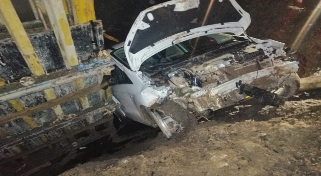 Artvinde otomobil duvara çarptı: 2 yaralı