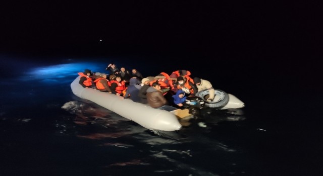 Ayvalıkta Türk karasularına itilen 48 göçmen kurtarıldı