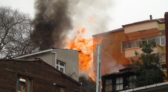 Beyoğlunda ahşap bina alev alev yandı