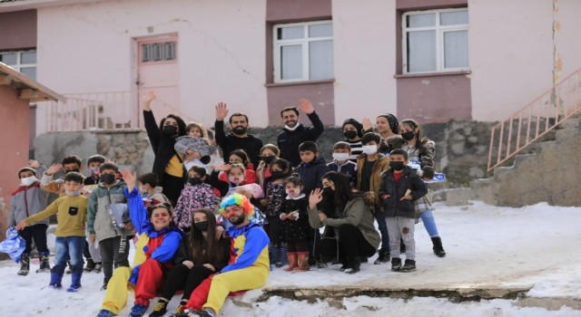 Çocuklar için oyuncak seferberliği, gönüllüler 30 köyde 520 çocuğa ulaştı