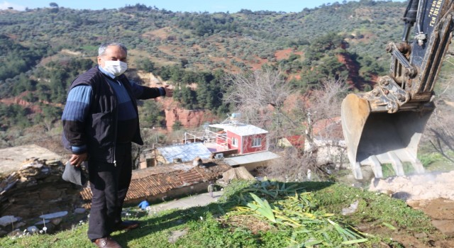 Efeler Belediyesi düşme tehlikesi bulunan kayayı yerinden kaldırdı