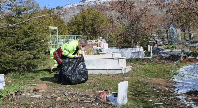 Elazığın mahalle mezarlıklarında kapsamlı temizlik