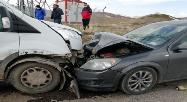 Erzincanda trafik kazası: 3 yaralı