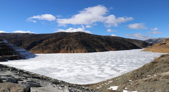Gümüşhanede soğuk hava baraj gölünü dondurdu