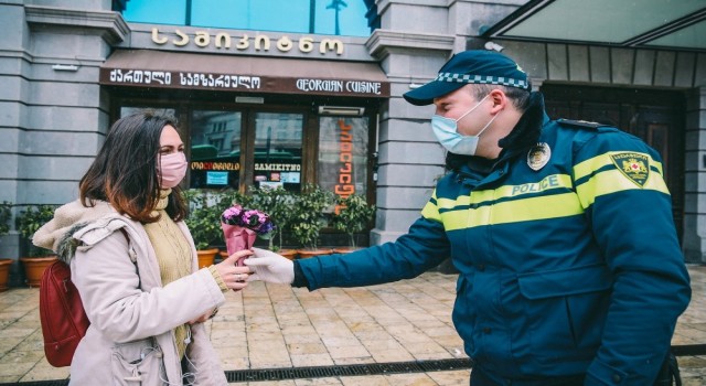Gürcistanda polis kadın sürücülere çiçek dağıttı