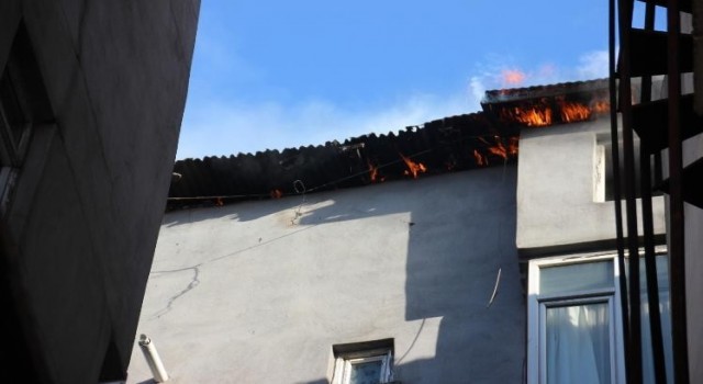 Hakkaride binanın çatı katıda çıkan yangın korkuttu