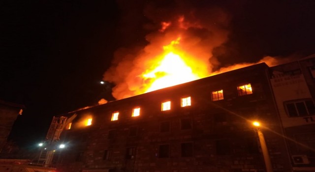 İzmirde 4 katlı tekstil atölyesinde korkutan yangın