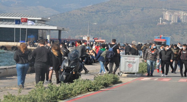 İzmirde vatandaşlar Kordona akın etti, yoğunluk göze çarptı
