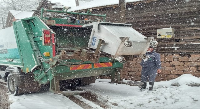 Kepsutta kırsal mahallelere kar yağışı devam ediyor