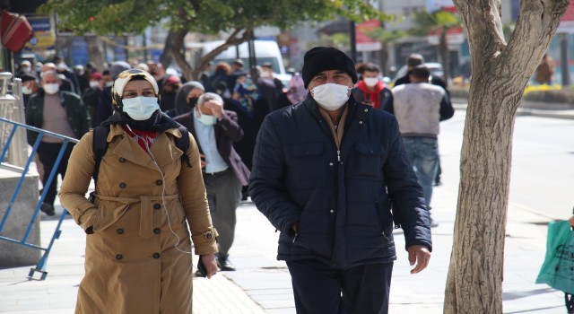 Kırmızıya dönen Elazığda vatandaşlar birbirini uyardı