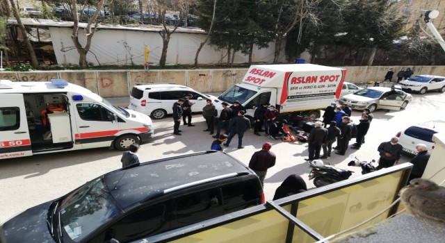 Mardinde kamyonet ile motosiklet çarpıştı: 1 yaralı