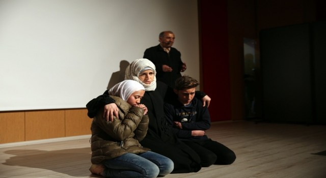 Mardinde savaş mağduru Suriyelileri konu alan tiyatro sahnelendi