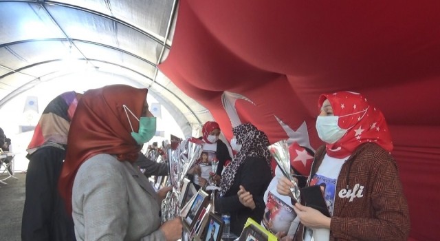MHPli kadınlardan evlat nöbetindeki ailelere 8 Mart ziyareti
