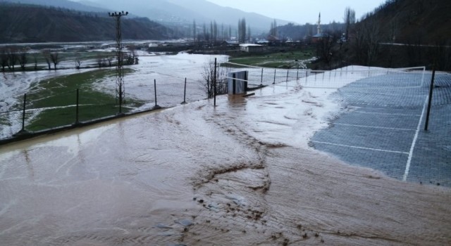 Mutkide şiddetli rüzgar ve yağmur