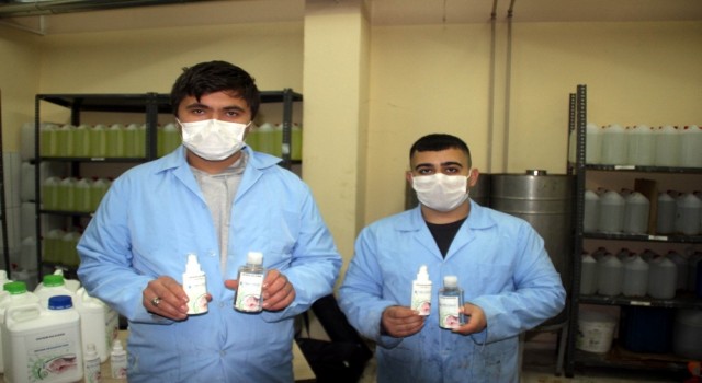 Öğretmen ve öğrenciler ilki başardı, sıfır alkollü bitkisel dezenfektan üretti