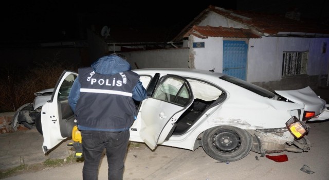 Polisin “dur” ihtarına uymadılar, otomobilleri bir evin duvarına çarpınca yakalandılar