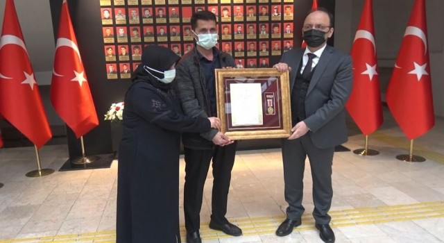 Şehit Furkan Yılmazın ailesine Övünç Madalyası ve Beratı takdim edildi