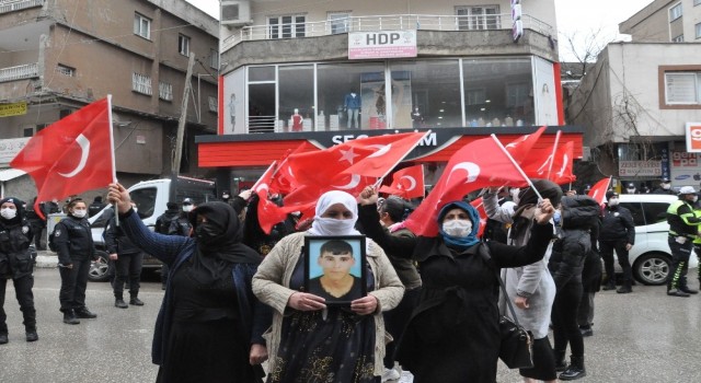 Şırnakta acılı anneler Kahrolsun PKK sloganları ile evlatlarını HDPden istedi
