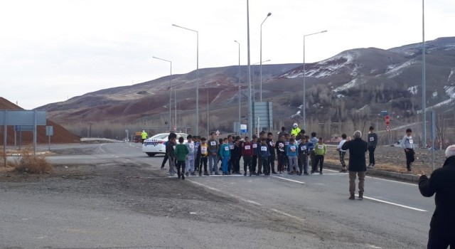 Tuzlucada öğrenciler arası koşu yarışması düzenlendi